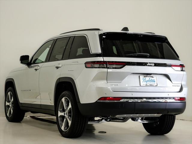 Photo of 2025 Silver Zynith Jeep Grand Cherokee