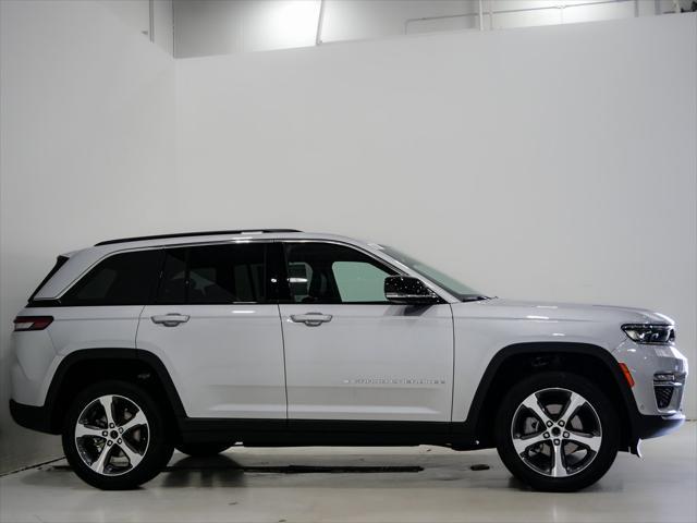 Photo of 2025 Silver Zynith Jeep Grand Cherokee