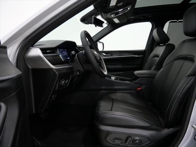 Photo of 2025 Silver Zynith Jeep Grand Cherokee
