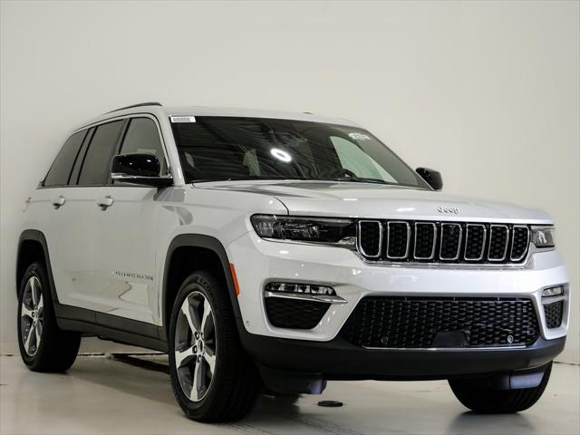 Photo of 2025 Silver Zynith Jeep Grand Cherokee