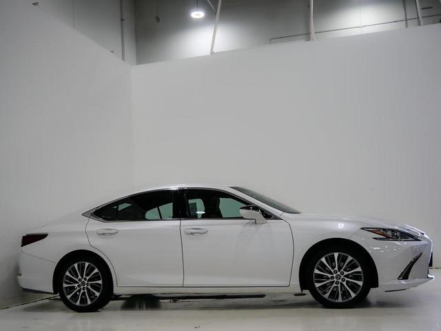 Photo of 2019 Eminent White Pearl Lexus ES 350