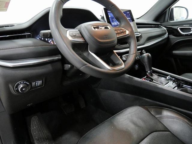 Photo of 2023 Redline Pearlcoat Jeep Compass
