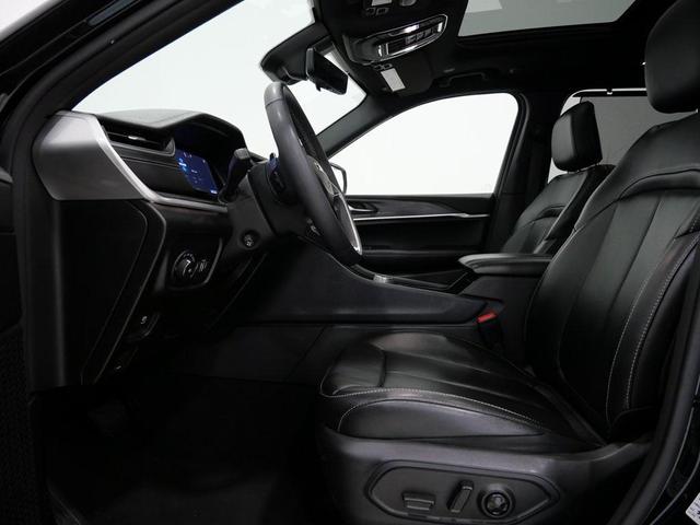 Photo of 2024 Diamond Black Crystal Pearlcoat Jeep Grand Cherokee L