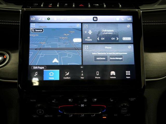 Photo of 2024 Diamond Black Crystal Pearlcoat Jeep Grand Cherokee L
