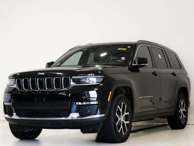 Photo of 2024 Diamond Black Crystal Pearlcoat Jeep Grand Cherokee L