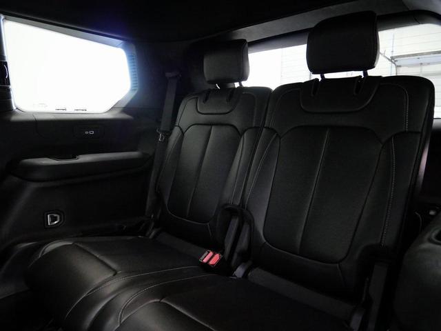 Photo of 2024 Diamond Black Crystal Pearlcoat Jeep Grand Cherokee L
