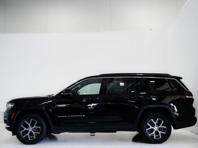 Photo of 2024 Diamond Black Crystal Pearlcoat Jeep Grand Cherokee L