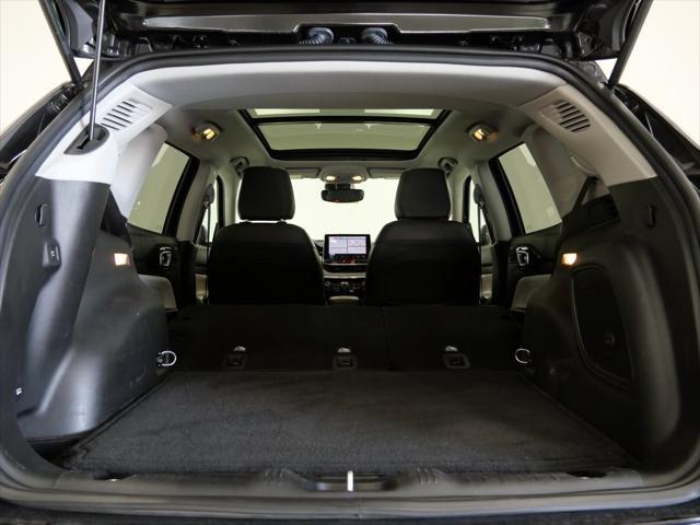 Photo of 2022 Diamond Black Crystal Pearlcoat Jeep Compass