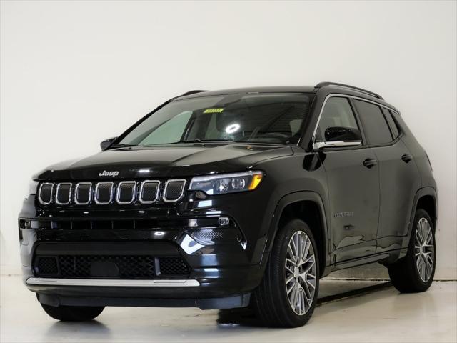 Photo of 2022 Diamond Black Crystal Pearlcoat Jeep Compass