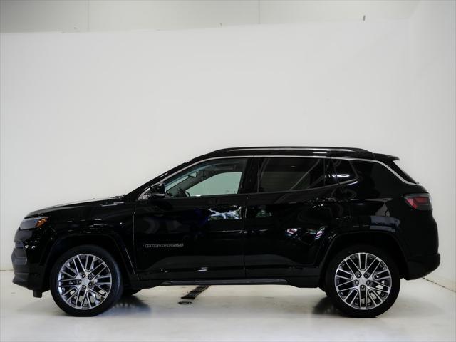 Photo of 2022 Diamond Black Crystal Pearlcoat Jeep Compass