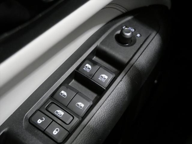 Photo of 2022 Diamond Black Crystal Pearlcoat Jeep Compass
