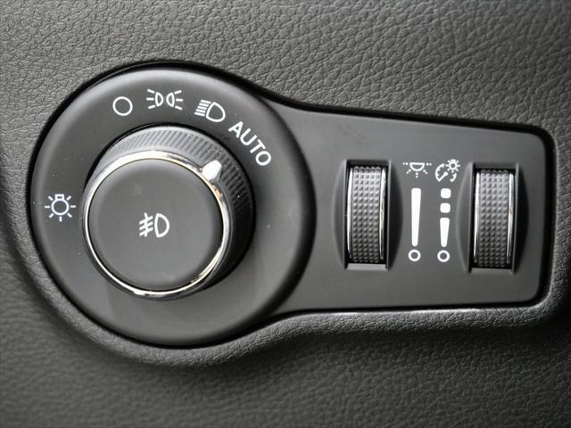 Photo of 2022 Diamond Black Crystal Pearlcoat Jeep Compass