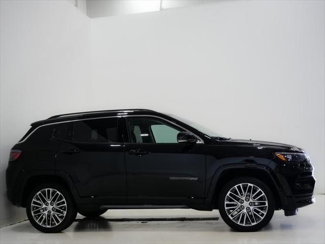 Photo of 2022 Diamond Black Crystal Pearlcoat Jeep Compass