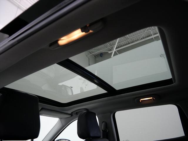 Photo of 2022 Diamond Black Crystal Pearlcoat Jeep Compass