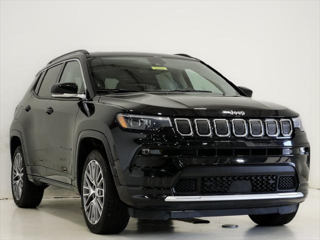 Photo of 2022 Diamond Black Crystal Pearlcoat Jeep Compass
