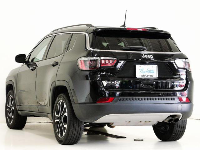 Photo of 2022 Diamond Black Crystal Pearlcoat Jeep Compass