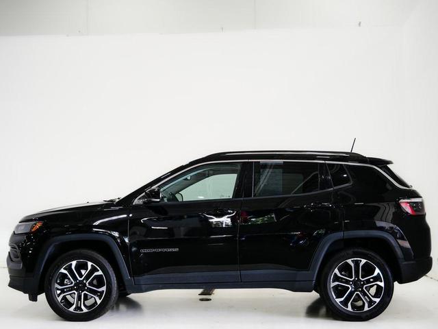 Photo of 2022 Diamond Black Crystal Pearlcoat Jeep Compass