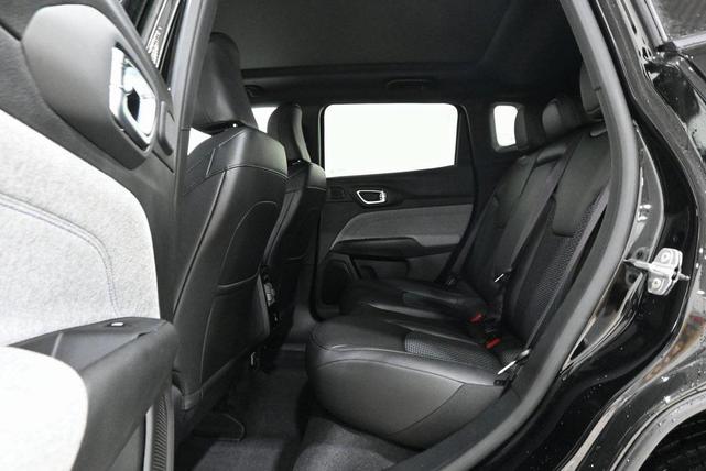 Photo of 2025 Diamond Black Crystal Pearlcoat Jeep Compass