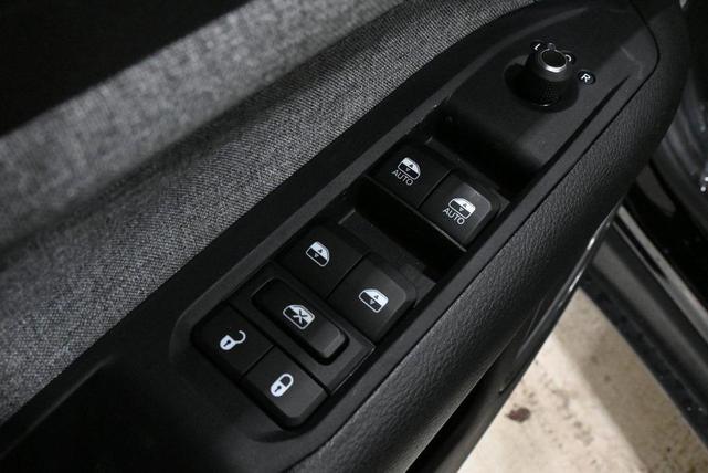 Photo of 2025 Diamond Black Crystal Pearlcoat Jeep Compass