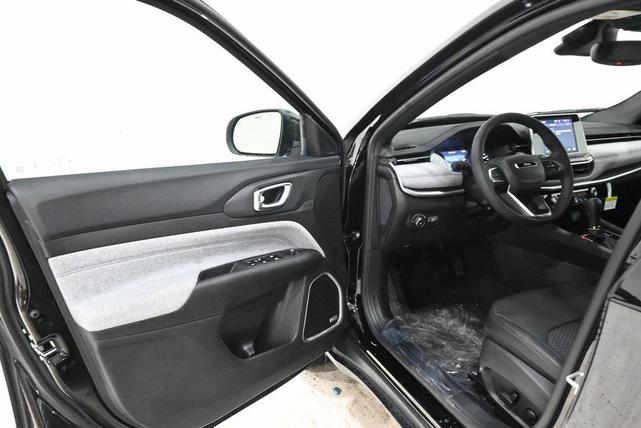 Photo of 2025 Diamond Black Crystal Pearlcoat Jeep Compass