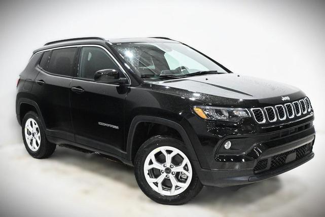 Photo of 2025 Diamond Black Crystal Pearlcoat Jeep Compass