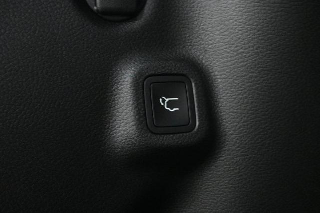 Photo of 2025 Diamond Black Crystal Pearlcoat Jeep Compass