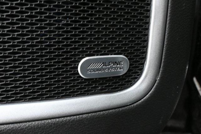 Photo of 2025 Diamond Black Crystal Pearlcoat Jeep Compass