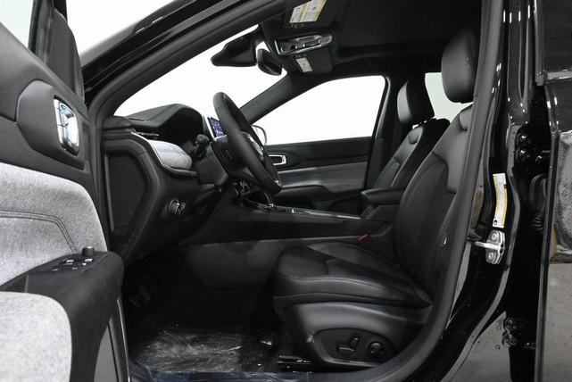 Photo of 2025 Diamond Black Crystal Pearlcoat Jeep Compass