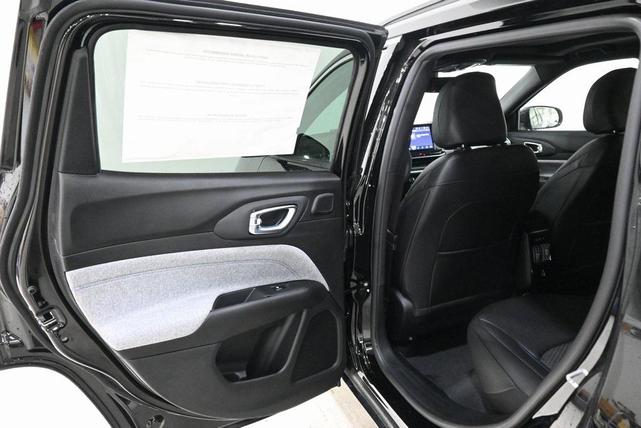Photo of 2025 Diamond Black Crystal Pearlcoat Jeep Compass