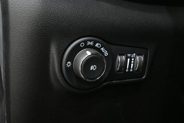 Photo of 2025 Diamond Black Crystal Pearlcoat Jeep Compass