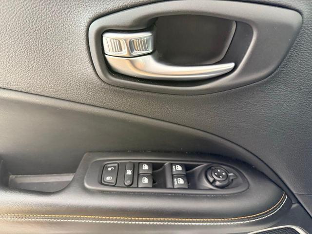 Photo of 2019 White Clearcoat Jeep Compass