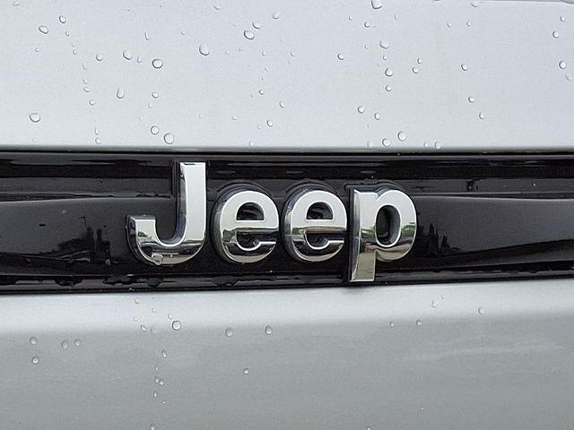 Photo of 2022 Silver Zynith Jeep Grand Cherokee