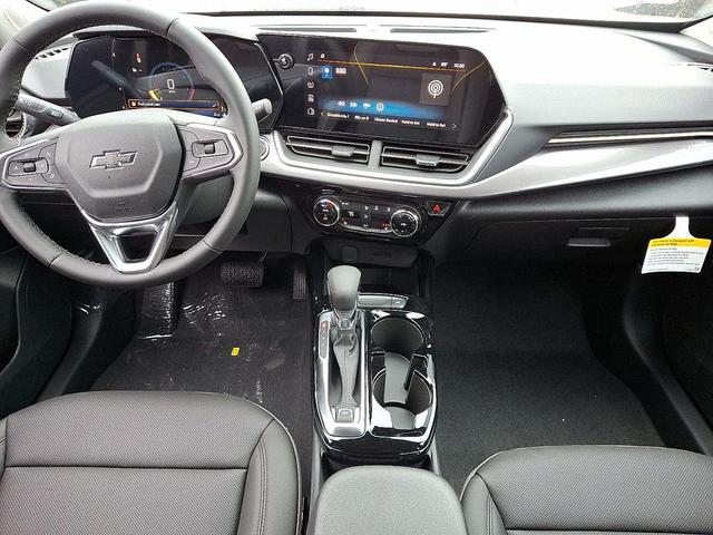 Photo of 2025 Summit White Chevrolet Trax