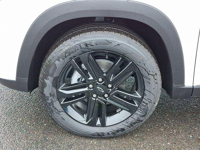 Photo of 2025 Summit White Chevrolet Trax
