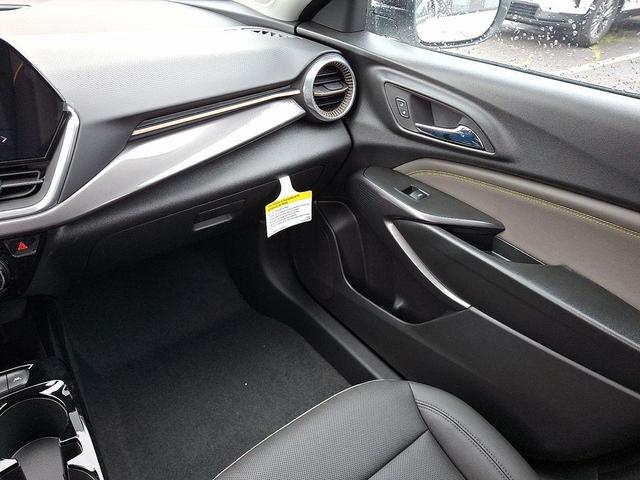 Photo of 2025 Summit White Chevrolet Trax