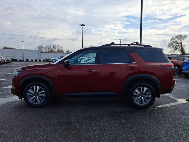 Photo of 2022 Scarlet Ember Tintcoat/Super Black Nissan Pathfinder