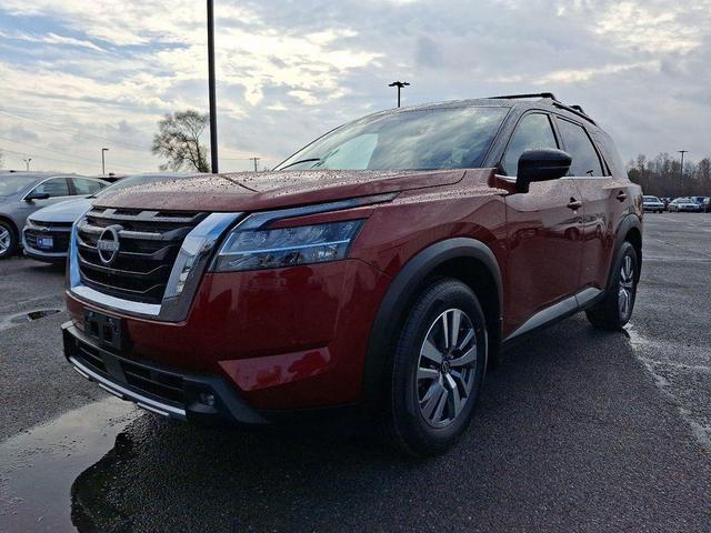 Photo of 2022 Scarlet Ember Tintcoat/Super Black Nissan Pathfinder