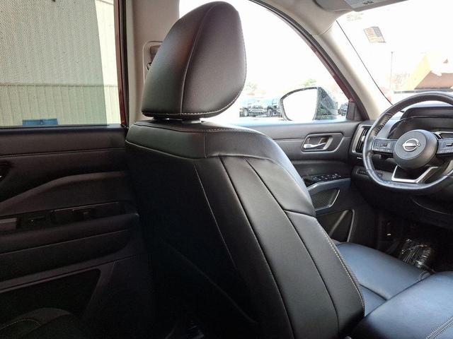 Photo of 2022 Scarlet Ember Tintcoat/Super Black Nissan Pathfinder