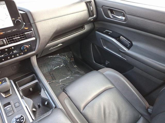 Photo of 2022 Scarlet Ember Tintcoat/Super Black Nissan Pathfinder