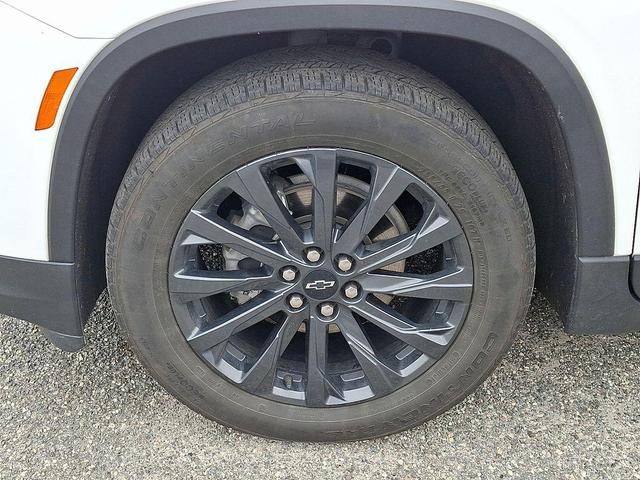 Photo of 2023 Summit White Chevrolet Traverse
