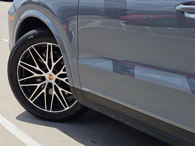 Photo of 2025 Arctic Grey Porsche Cayenne