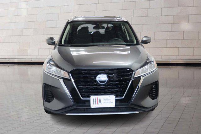 Photo of 2023 Gun Metallic Nissan Kicks