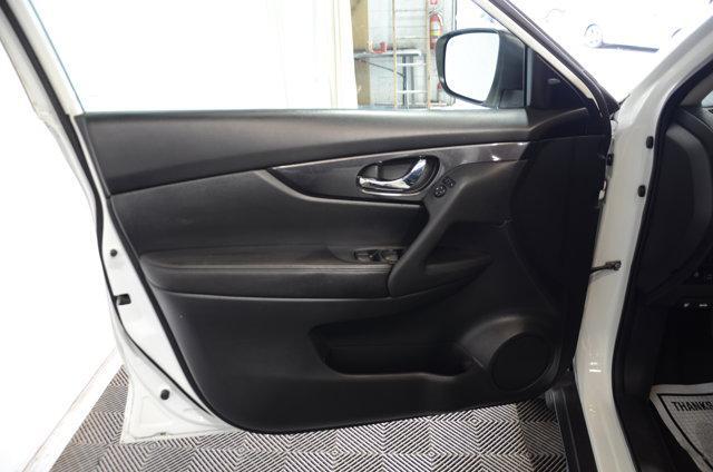 Photo of 2017 Glacier White Nissan Rogue