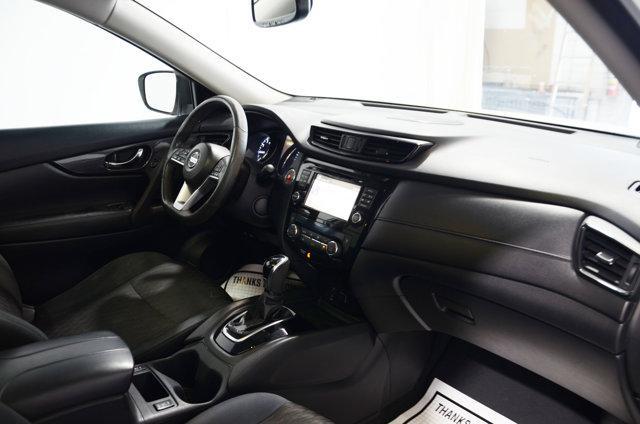 Photo of 2017 Glacier White Nissan Rogue
