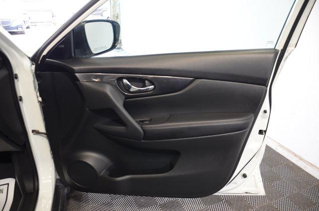 Photo of 2017 Glacier White Nissan Rogue
