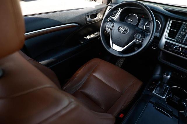 Photo of 2019 Maroon Toyota Highlander
