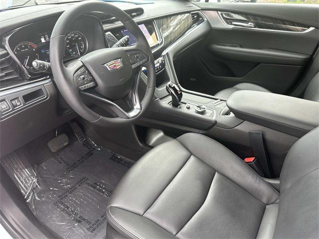 Photo of 2023 Crystal White Tricoat Cadillac XT6