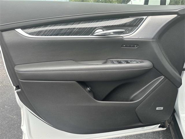 Photo of 2023 Crystal White Tricoat Cadillac XT6
