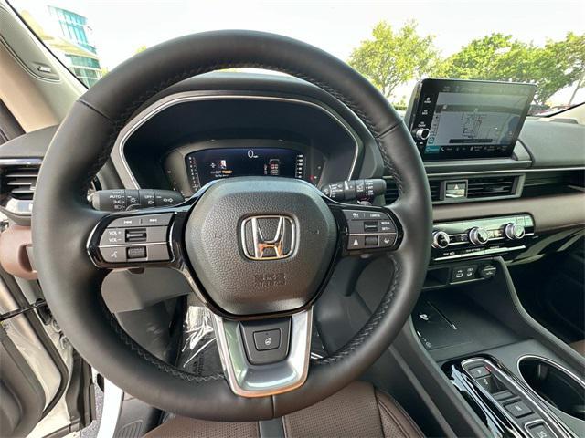 Photo of 2025 Platinum White Honda Pilot