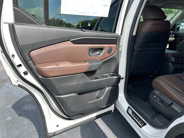 Photo of 2025 Platinum White Honda Pilot